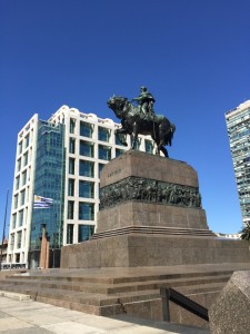 独立広場の中心に建つ、英雄・アルティガス将軍の像